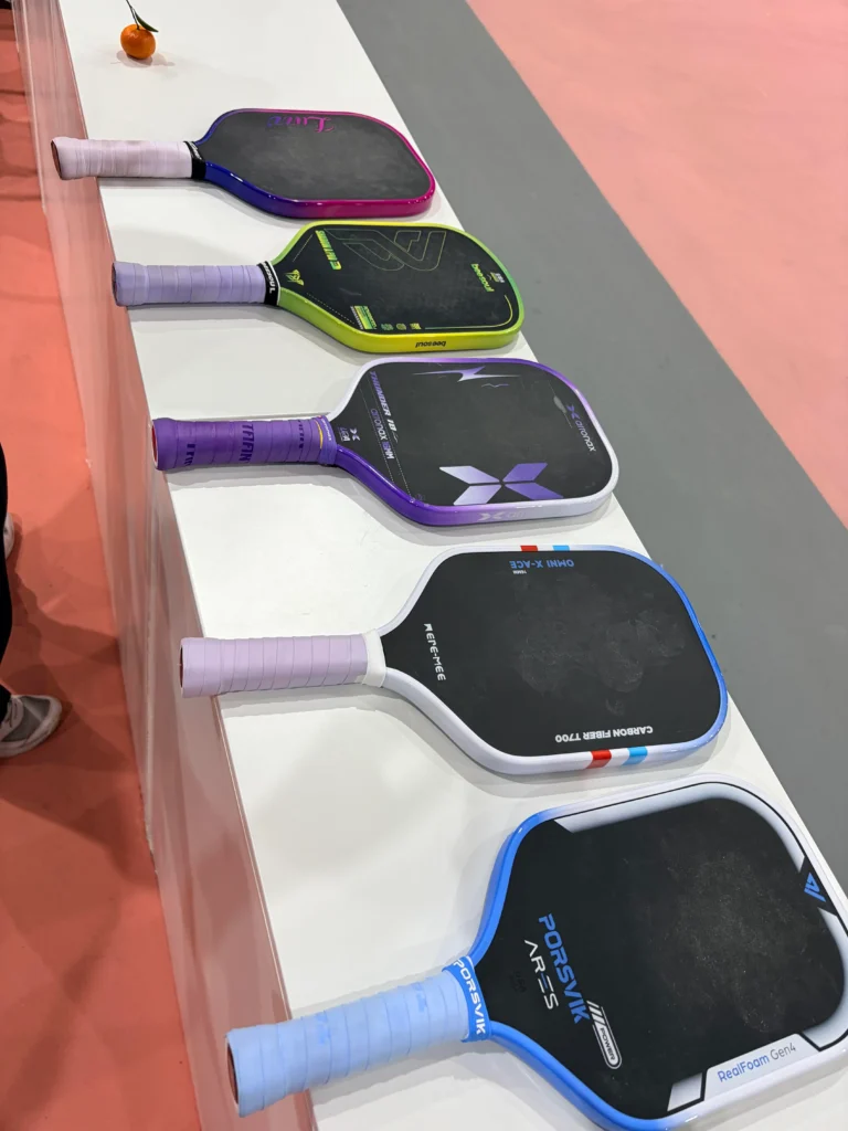 T700 carbon fiber elongated pickleball paddle product showcase by Apexonsport